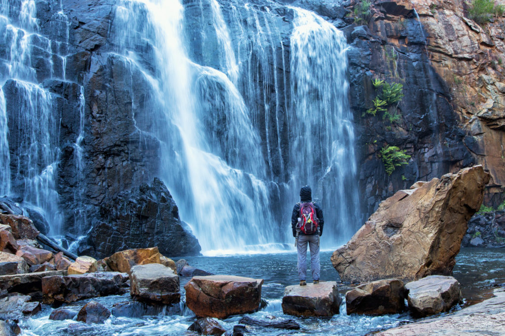 Person vor Wasserfall - Wandern in den Grampians, Australien