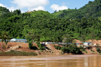 Ein neuer Staudamm wird am Nam Ou gebaut