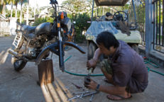 Zu Besuch bei Doktor Vy - Motorrad-Werkstatt Luang Prabang