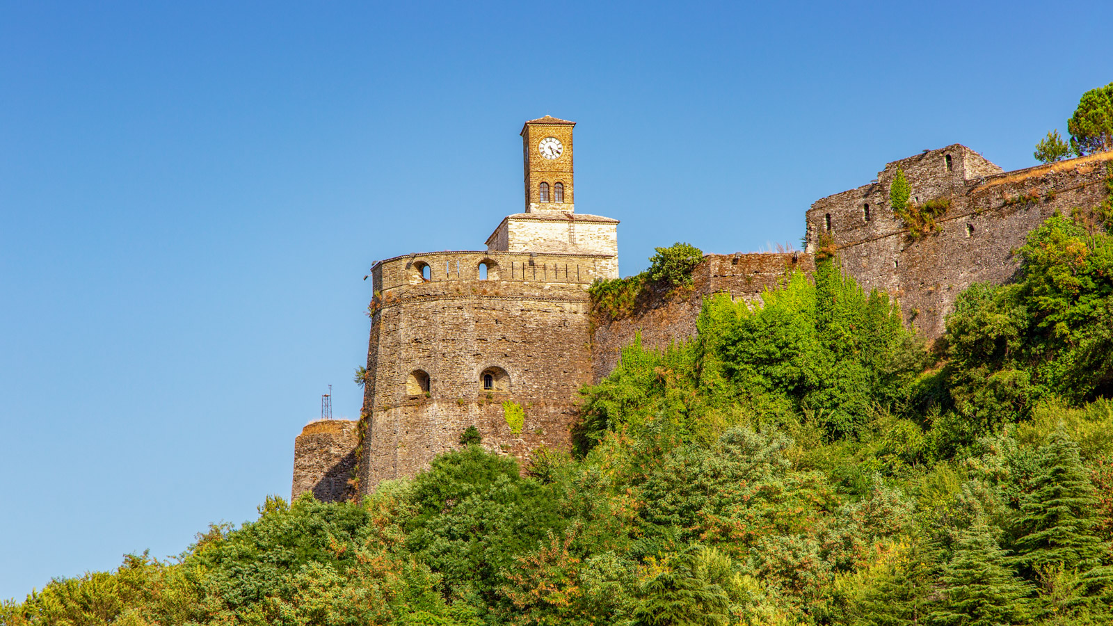 Gjirokastra in Albanien - Blick auf die alte Festung und den Uhrturm