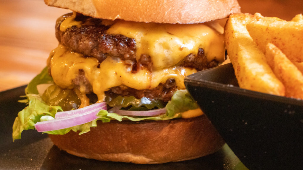 Hamburger im Burgerladen „The Shack“ während der Reise mit dem Auto nach Norwegen