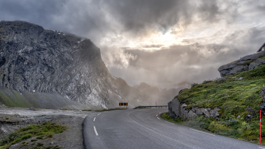 Strasse in Norwegen - Mit dem Auto nach Norwegen