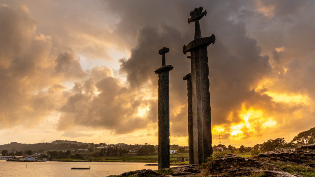 Denkmal Drei Schwerter im Berg im Abendlicht in Stavanger Norwegen