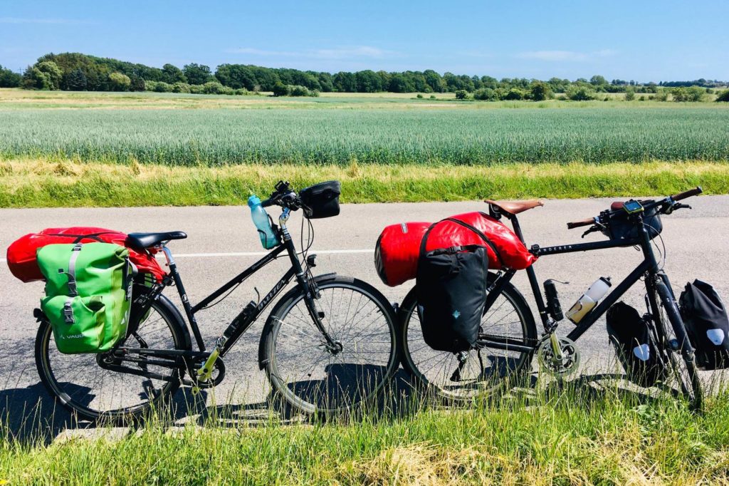 Fahrräder vor dänischer Landschaft - Radtour durch Dänemark