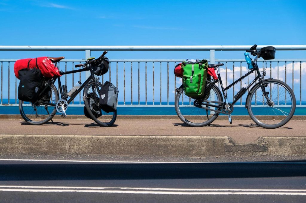 Geparkte Fahrräder vor Meer in Dänemark wärhernd Radtour durch Dänemark