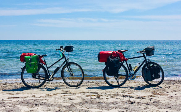 Fahrräder am Strand bei Radtour durch Dänemark in der Dänischen Südsee