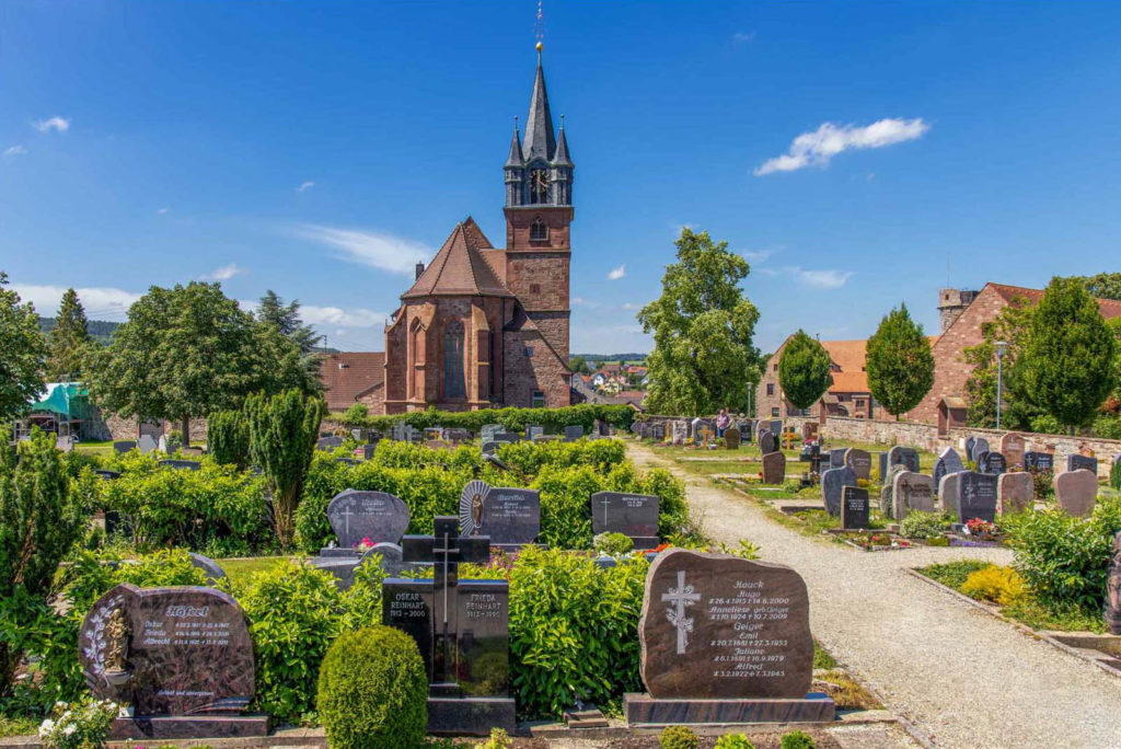 Kirche und Friedhof in Külsheim - Urlaub beim Winzer