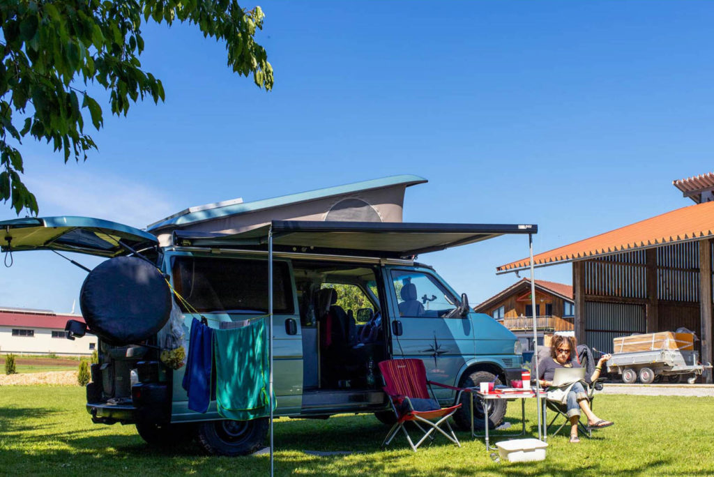 Camping mit dem VW-Bus beim Winzer auf dem Hofgut Grimm