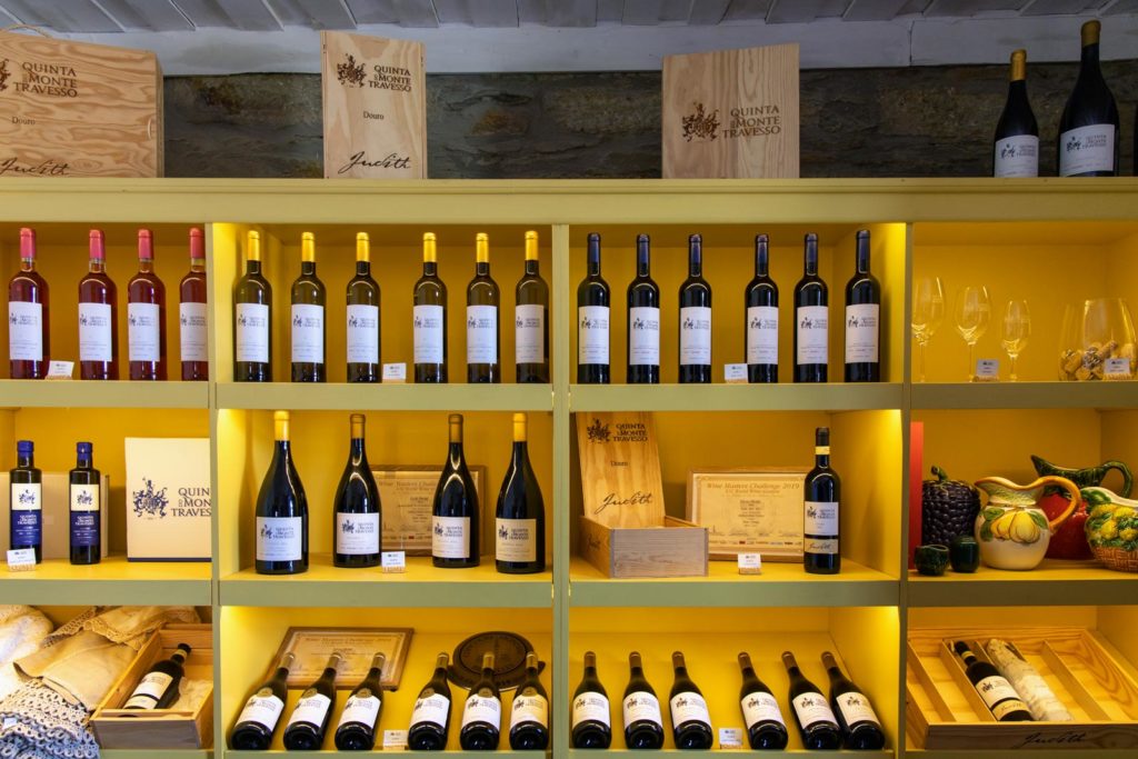 Weinregal auf dem Weingut Quinta Travesso
