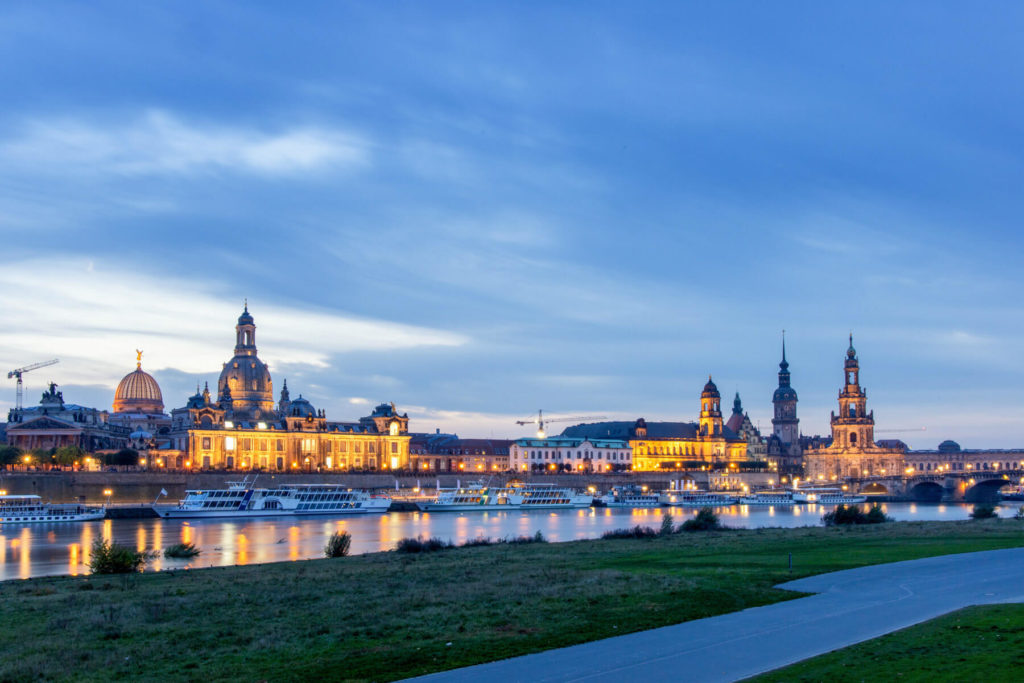 Blick auf Dresden im Abendlicht zur Blauen Stunde - Mit dem Wohnmobil in die Sächsische Schweiz