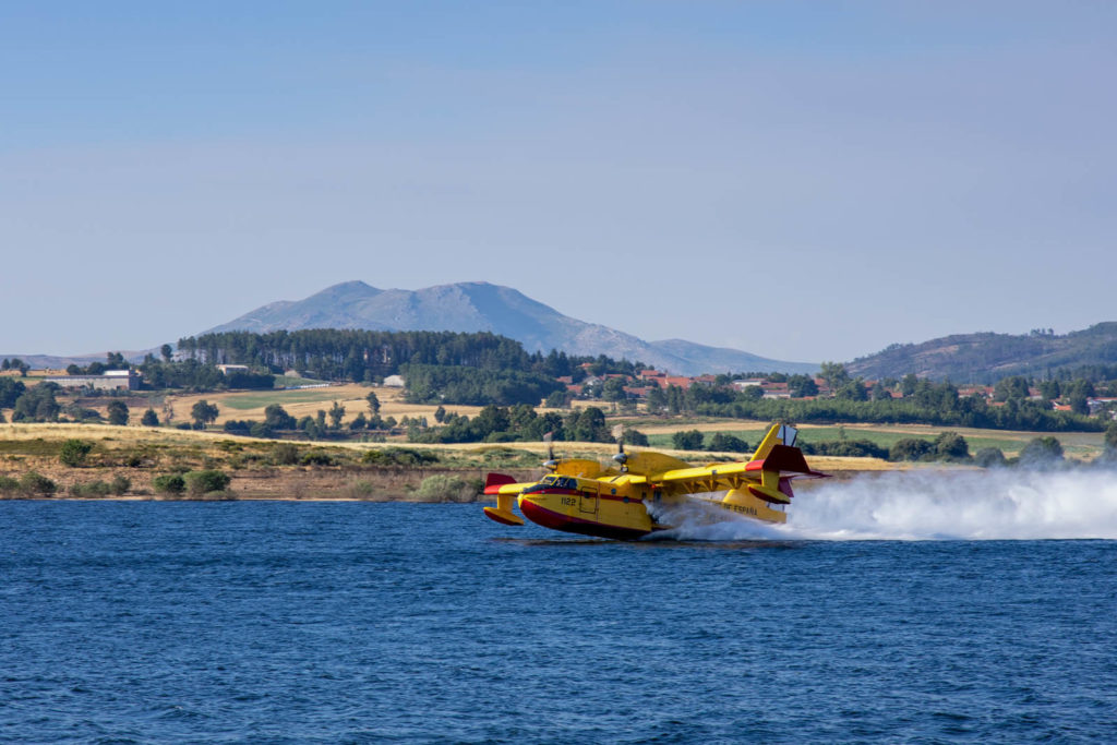 LöAuf dem Rabagão-Stausee in Nordportugal tankt ein Löschflugzeug der spanischen Feuerwehr auf