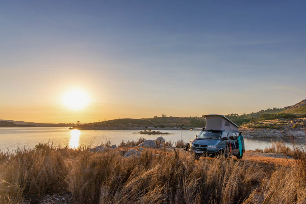 Wildcamping am Rabagão-Stausee mit dem VW Bus T4 Syncro California Coach in Nordportugal zum Sonnenaufgang
