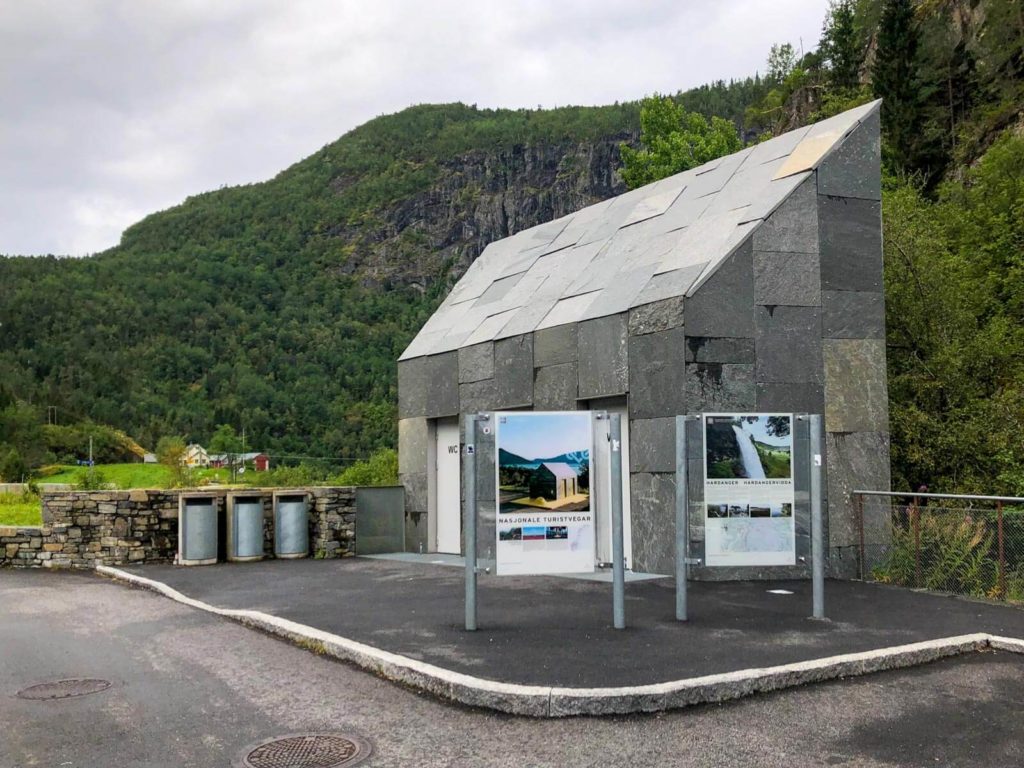 Norwegen Roadtrip - Öffentliche Toilette Skjervsfossen Wasserfall