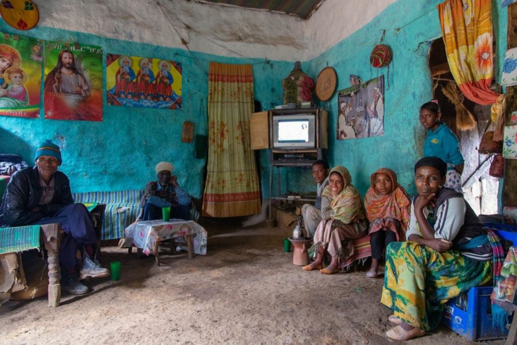 Zu Gast im Wohnzimmer einer äthiopischen Familie in Kossoye - Äthiopien Reisebericht in Bildern