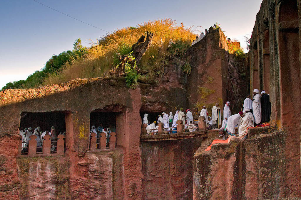 Gläubige Pilger beim Morgengebet in den Felsenkirchen in Lalibela - Äthiopien Reisebericht in Bildern