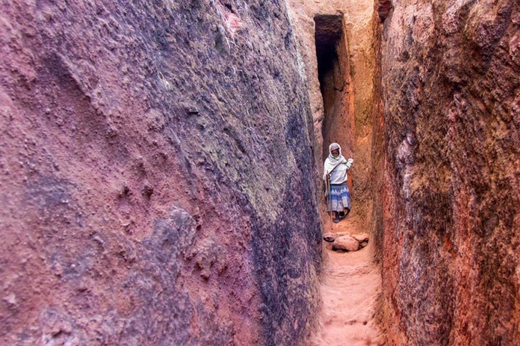 Pilger im engen Verbindungsgang zwischen den Felsenkirchen in Lalibela - Äthiopien Reisebericht in Bildern