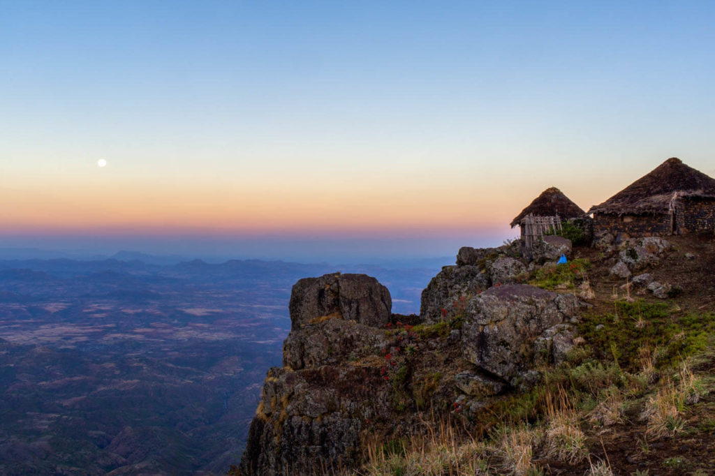 Hütten am Abgrund im Hochland bei Lalibela - Äthiopien Reisebericht in Bildern