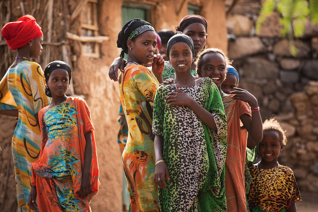 Äthiopische Frauen in bunten traditionellen Gewändern - Äthiopien Reisebericht in Bildern