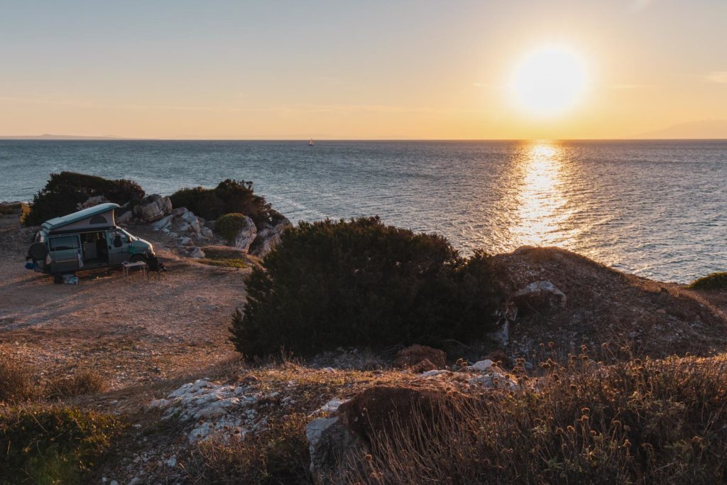 Wildcampen am Meer mit Sonnenuntergang und VW Bus T4 Syncro Aufstelldach - Peloponnes Rundreise mit dem Camper