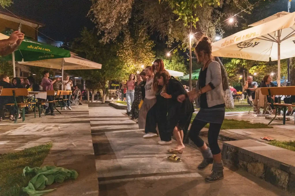 Traditioneller Tanz im Biergarten der Brauerei Korca in Albanien