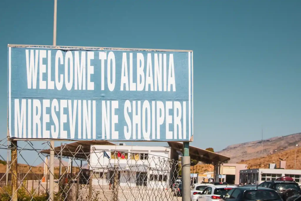 Welcome to Albania - Einreise über Land nach Albanien - Grenzkontolle