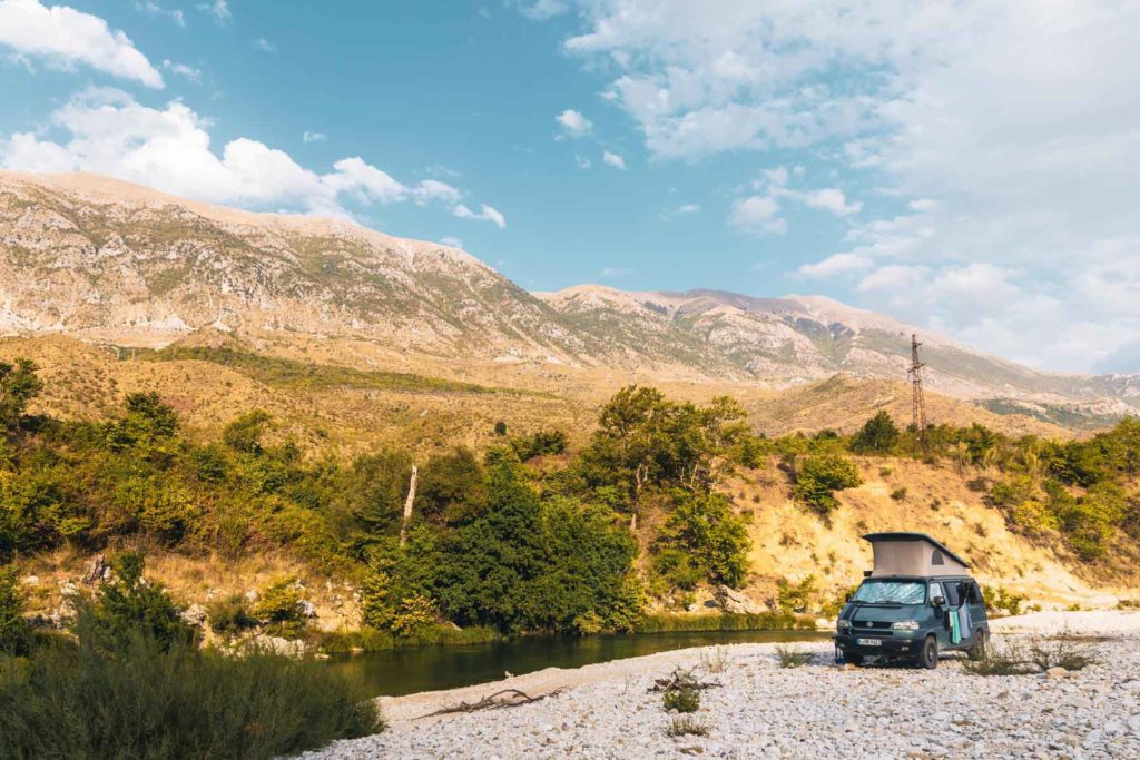 Albanien Roadtrip mit dem Wohnmobil - Wildcampen am Drino Wildcampen am Flussufer mit VW Bus im Drino Tal Albanien
