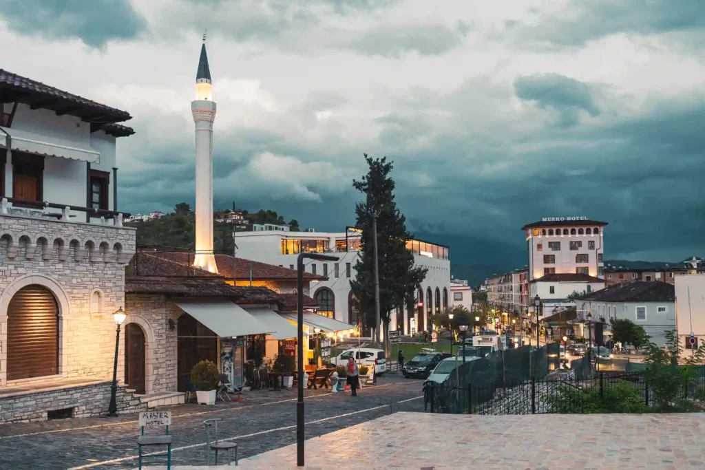 Moschee bei Abendlicht in Berat Albanien