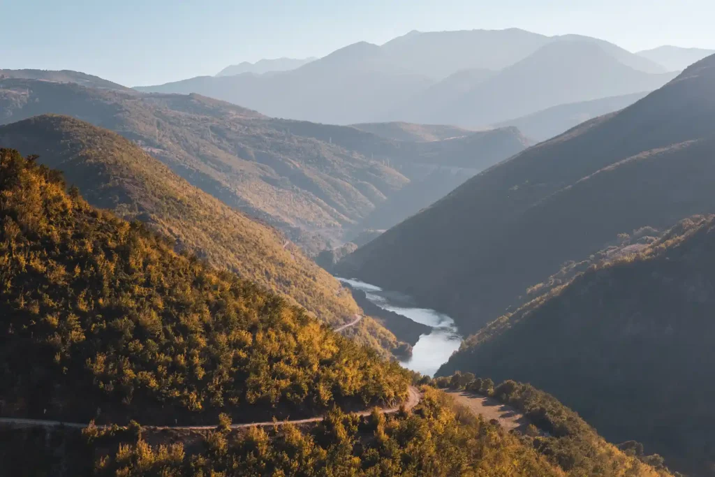 Die Piste schlängelt sich in Flusstal zum Schwarzen Drin in Albanien