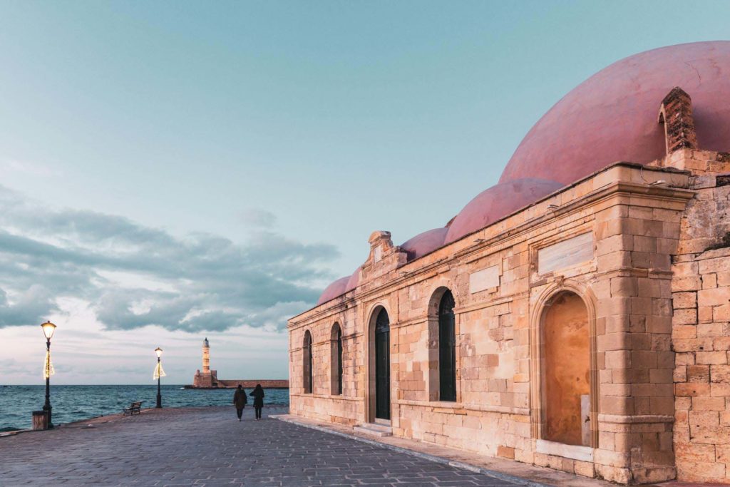 Venezianischer Hafen Hasan Pascha Moschee und Leuchtturm in Chania