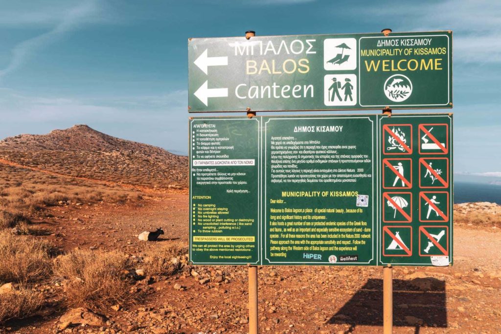 Hinweisschild auf dem Parkplatz der Lagune von Balos in Chania, Kreta