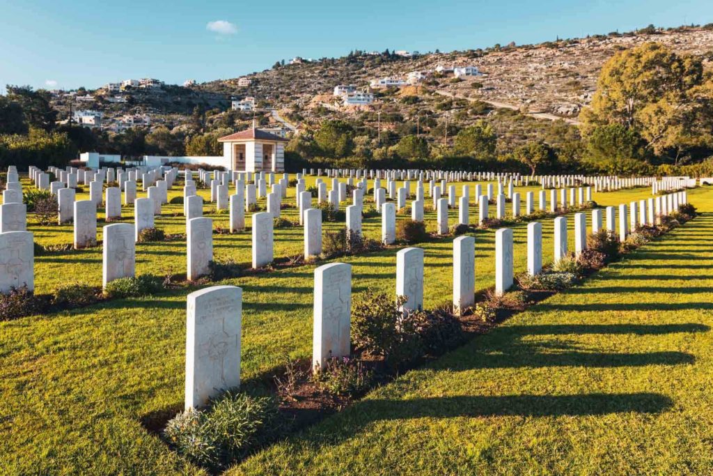 Blick auf Grabsteinen auf dem Soldatenfriedhof in Souda in Chania, Kreta