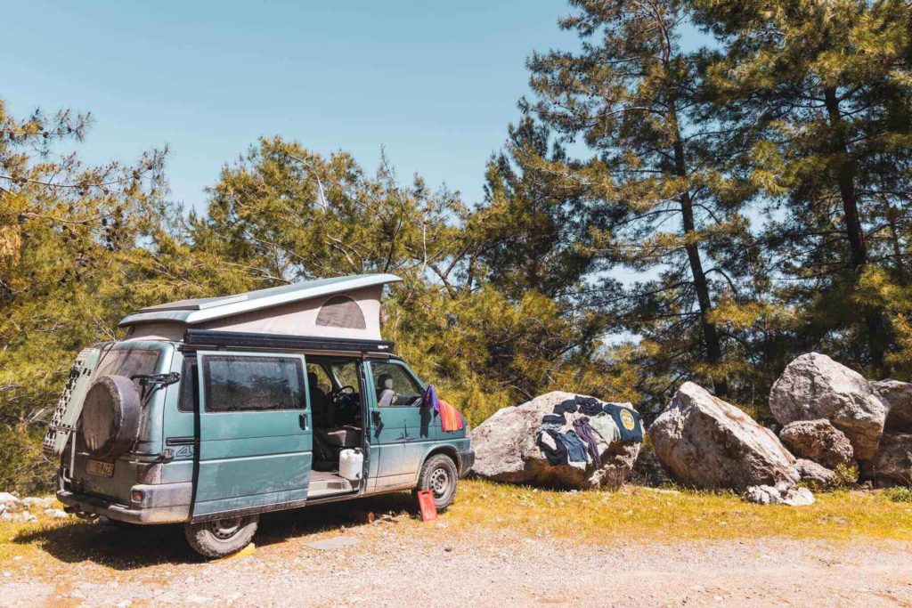 Wäsche trocknen auf VW Bus und Felsen beim Wildcampen in der Türkei