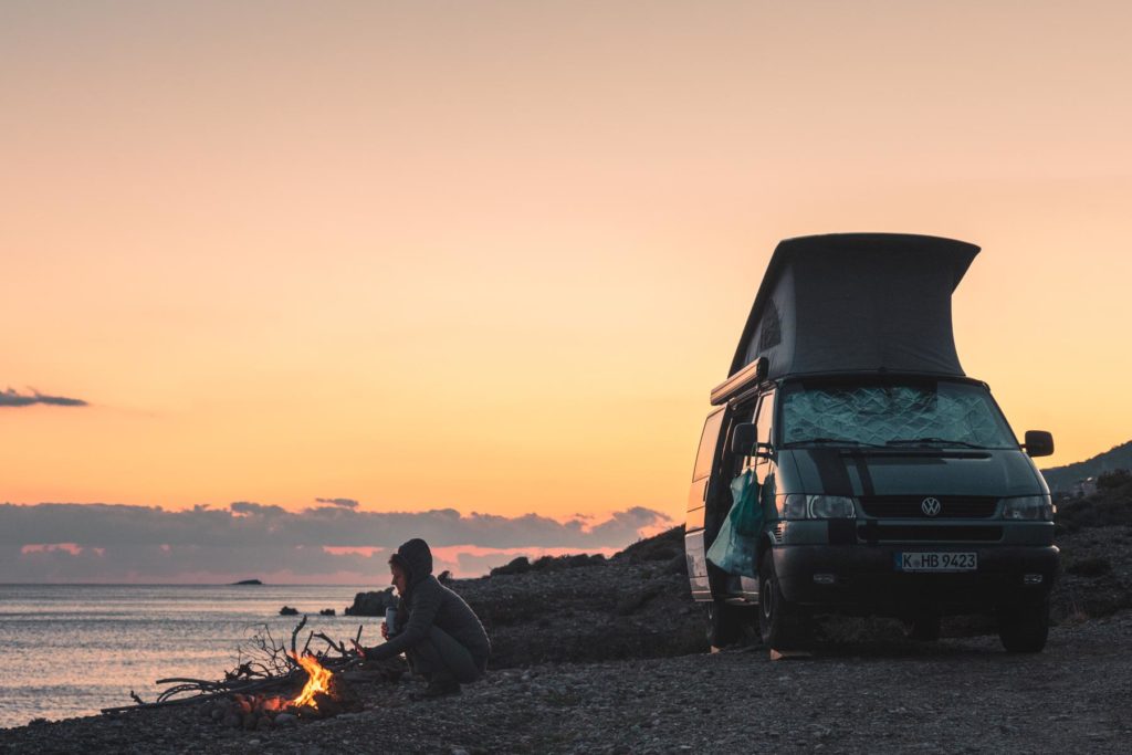 Wildcampen mit dem VW Bus und Lagerfeuer am Strand von Kreta