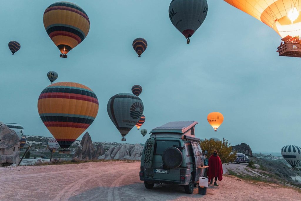 Wohnmobilstellplatz in Kappadokien mit Blick auf die Heißluftballons am frühen Morgen