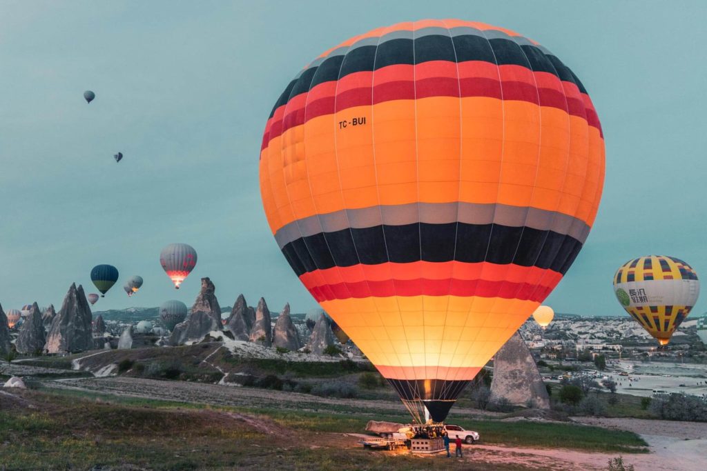 Morgendliches Anpusten der Heißluftballons in Kappadokien