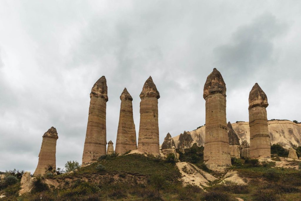 Blick auf die riesigen Phallus ähnlichen Gesteinsformationen im Love Valley in Kappadokien in der Türkei
