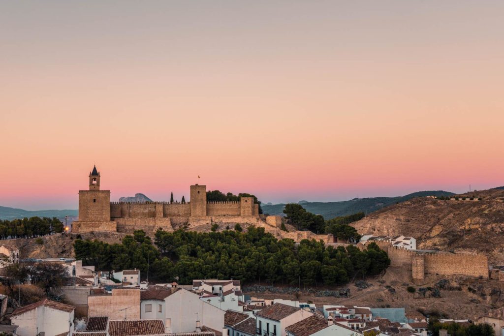 Blick auf die Alcazaba von Antequera in Spanien bei Sonnenuntergang