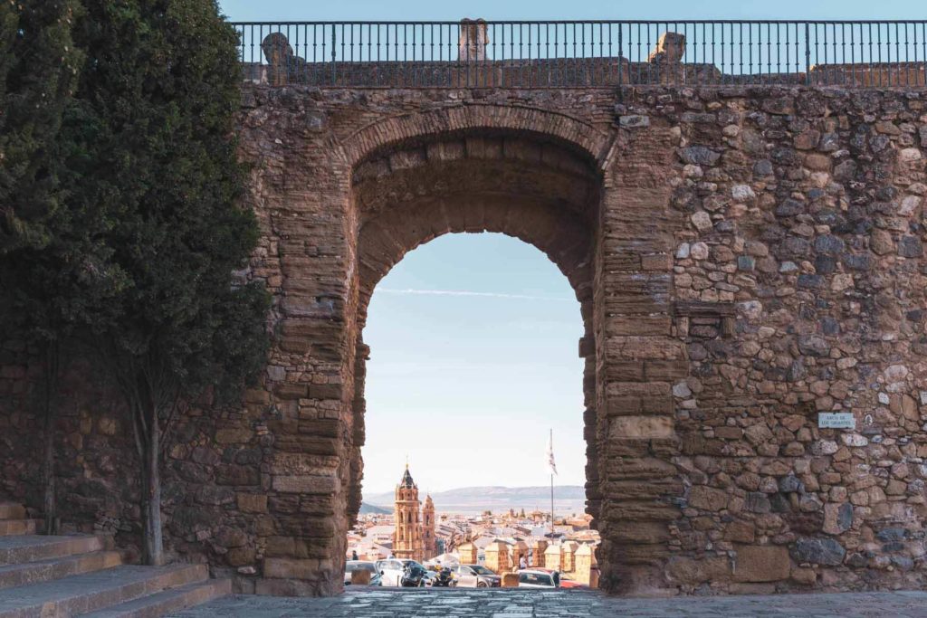 Blick durch das Eingangstor der Alcazaba auf die Altstadt von Antequera in Spanien
