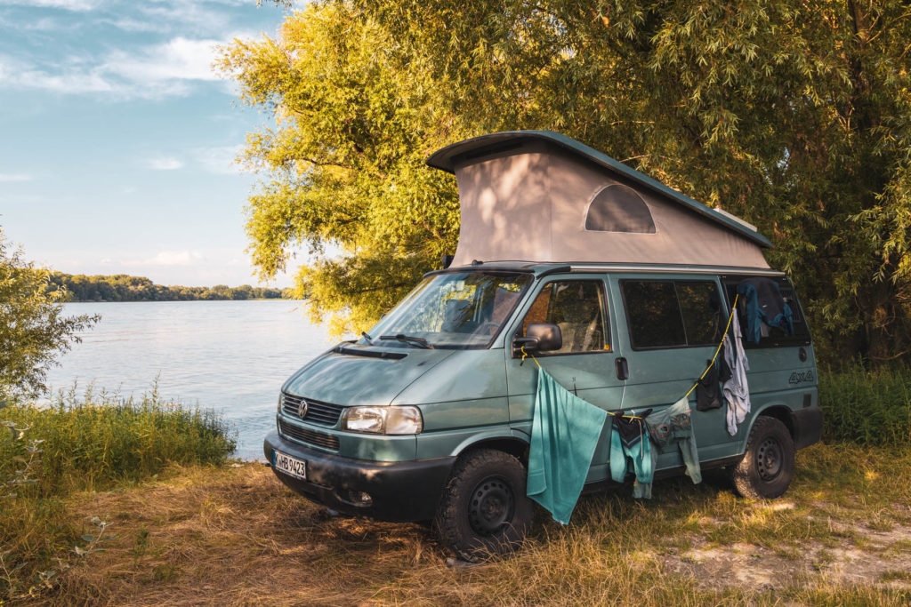Camping-Wäscheleine am VW Bus befestigt - Wäsche trocknen auf Reisen
