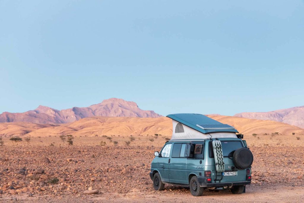 Freistehen in Marokko mit VW Bus vor der Kulisse der Wüste