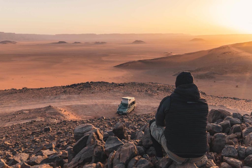 Panorama über die Wüste zum Sonnenuntergang auf Marokko Wüstentour mit dem VW Bus