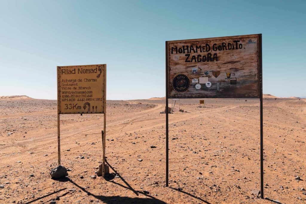 MArokko Wüstentour Offroad - Wegschilder an Gabelung der Piste in der Wüste