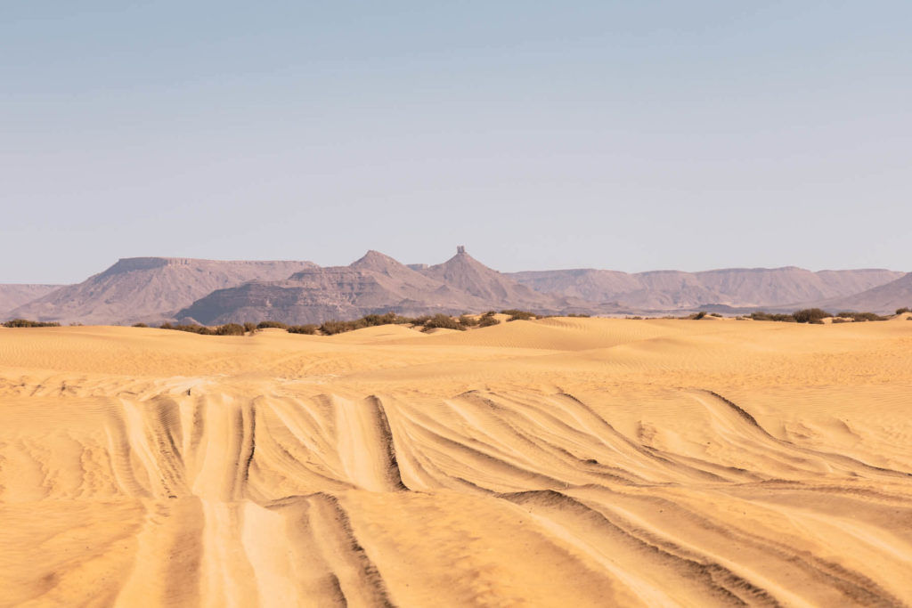 Marokko Wüstentour Offroad - Tiefe Sandspuren im Oued Rheris