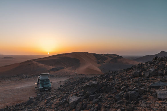 Marokko Wüstentour Stellplatz für VW T4 Syncro für die Nacht mit Blick über die Wüste zum Sonnenuntergan
