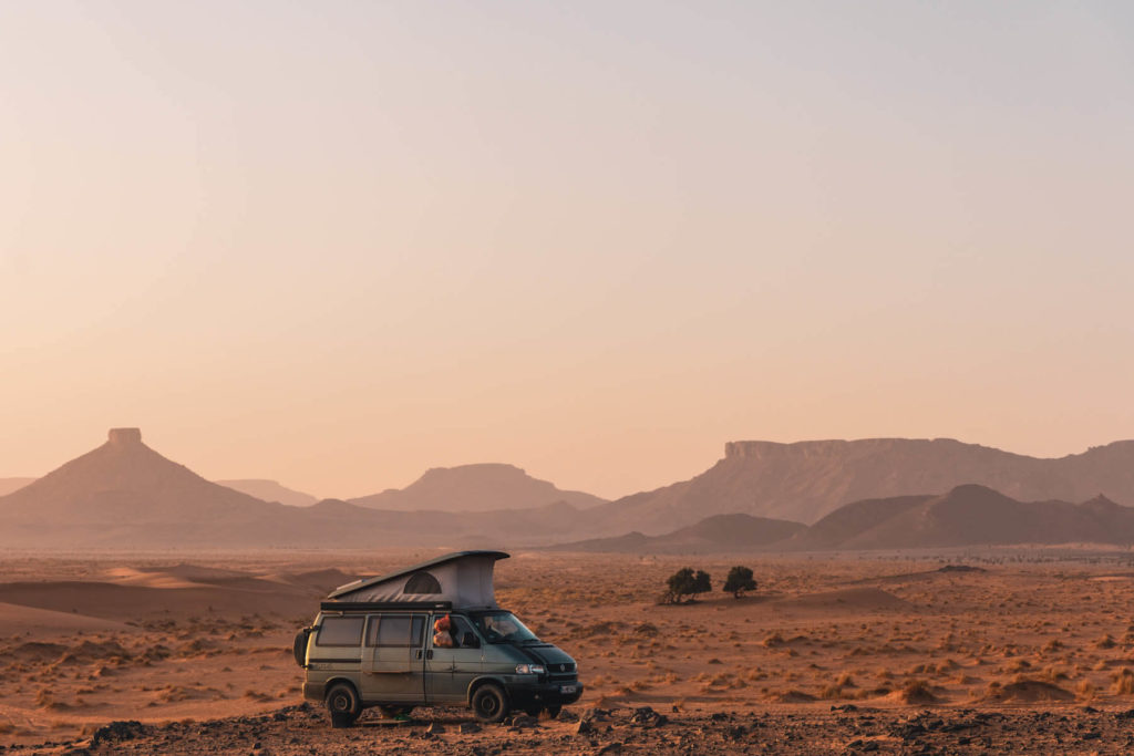 Marokko Wüstentour Übernachtungsplatz mit dem VW T4 Syncro mit Aufstelldach in der Wüste zwischen Merzouga und Remlia