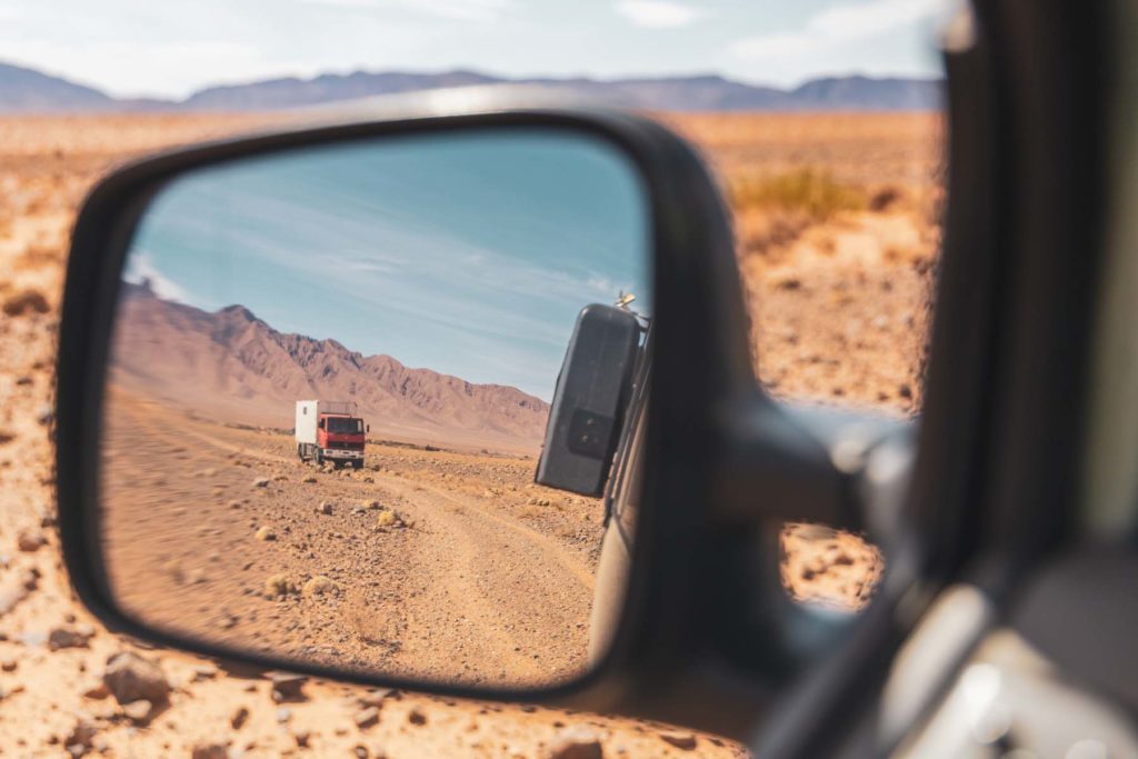 Blick in den Seitenspiegel auf der Offroad Tour von Figuig nach Iche Marokko