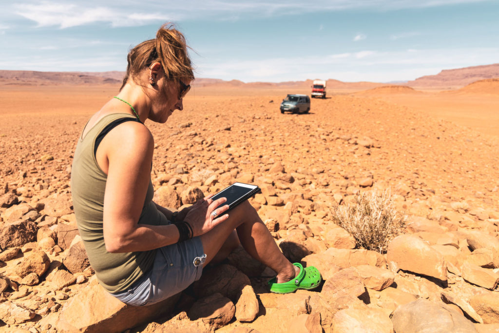 Mobiles Internet in Marokko - Surfen im Internet mit dem iPad in der Wüste