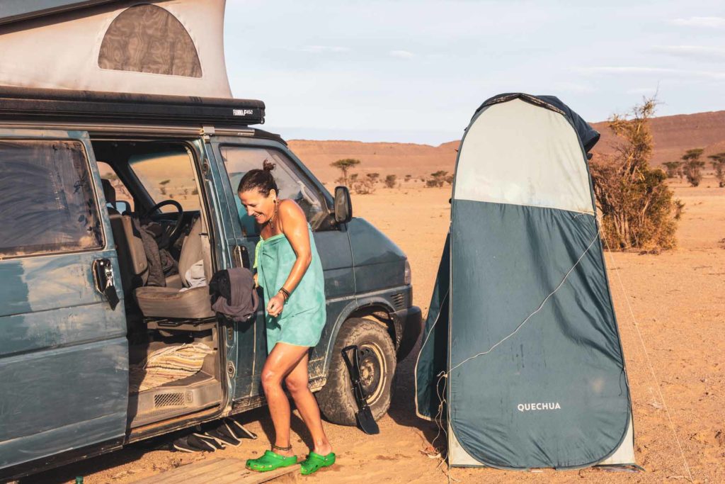 Pop-up Duschzelt vor VW Bus - Marokko Roadtrip mit dem Wohnmobil