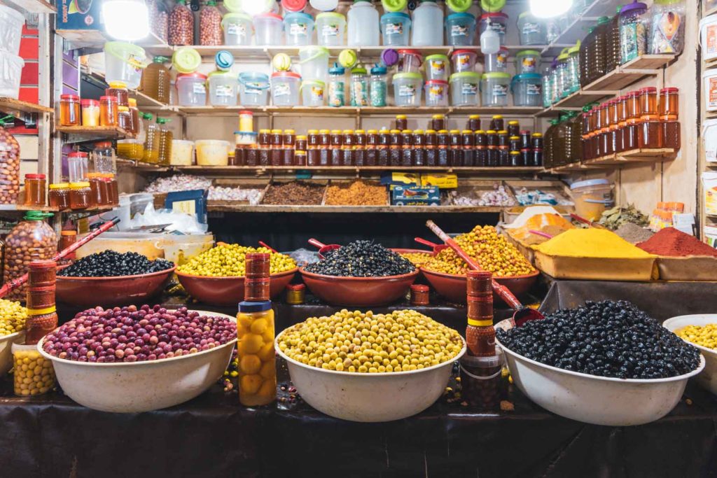 Olivenauswahl beim Lebensmittelhändler in Marokko - Mit dem Wohnmobil nach Marokko