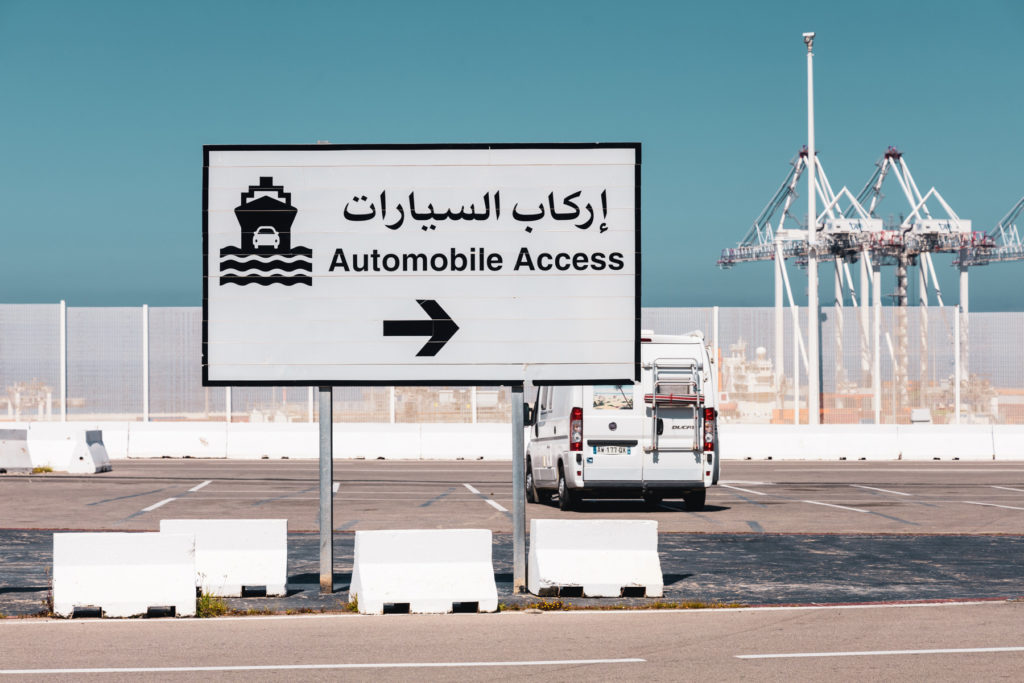 Wegweiser zur Autofähre - Mit der Fähre nach Marokko